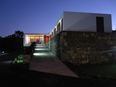 O terreno apresentava uma topografia bastante irregular. A ocupação da casa tentou respeitar os   desníveis existentes, tirando partido dos mesmos no projeto com  o reaproveitamento dos muros de pedra seca de  basalto para um enquadramento natural.