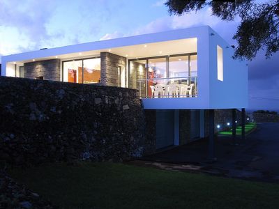 O terreno apresentava uma topografia bastante irregular. A ocupação da casa tentou respeitar os   desníveis existentes, tirando partido dos mesmos no projeto com  o reaproveitamento dos muros de pedra seca de  basalto para um enquadramento natural.