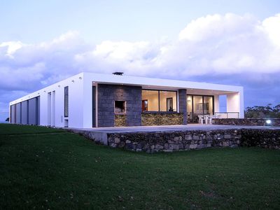 O terreno apresentava uma topografia bastante irregular. A ocupação da casa tentou respeitar os   desníveis existentes, tirando partido dos mesmos no projeto com  o reaproveitamento dos muros de pedra seca de  basalto para um enquadramento natural.