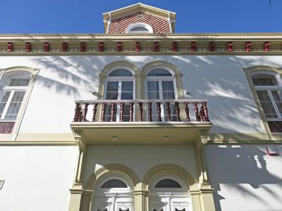 O imóvel  no centro da cidade de Ponta Delgada encontrava-se devoluto há vários anos. O projeto procurou reverter as intervenções realizadas ao longo dos anos, recuperando as principais características do imóvel original e adaptando ao programa proposto pelo cliente.