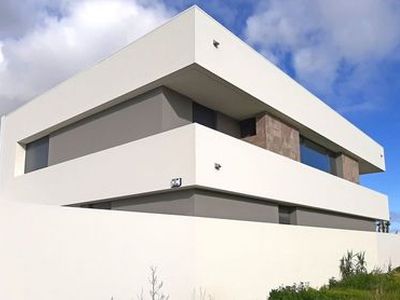A intervenção considerou a existência de um espaço verde público adjacente para potenciar as vistas e exposição solar a sul.