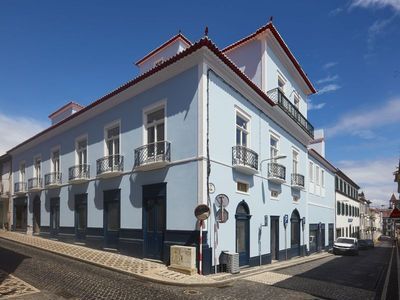 O edifício encontrava-se devoluto e bastante degradado. A intervenção procurou sempre que possível recuperar o caráter do edifício originalmente habitacional. O páteo do edifício (com melhor vista e exposição solar) ganhou protagonismo com esta intervenção. (Foto: Paulo Goulart)