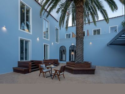 O edifício encontrava-se devoluto e bastante degradado. A intervenção procurou sempre que possível recuperar o caráter do edifício originalmente habitacional. O páteo do edifício (com melhor vista e exposição solar) ganhou protagonismo com esta intervenção. (Foto: Paulo Goulart)