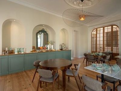 O edifício encontrava-se devoluto e bastante degradado. A intervenção procurou sempre que possível recuperar o caráter do edifício originalmente habitacional. O páteo do edifício (com melhor vista e exposição solar) ganhou protagonismo com esta intervenção. (Foto: Paulo Goulart)