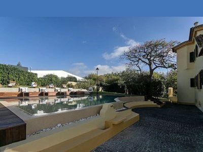 A intervenção, procurou devolver o carácter original, dignificando alguns espaços menos nobres e potenciando a sua utilização para alojamento turístico. O usufruto do espaço exterior é proporcionado pela criação de piscina e revisão de percursos pedonais, mantendo os elementos de referência originais. (Foto: Rui Soares)