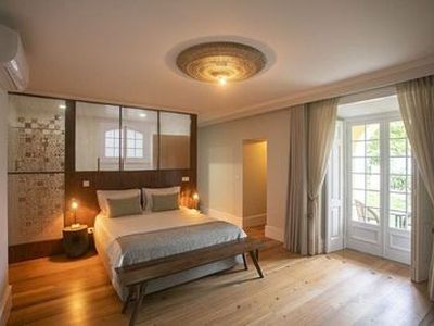 A intervenção, procurou devolver o carácter original, dignificando alguns espaços menos nobres e potenciando a sua utilização para alojamento turístico. O usufruto do espaço exterior é proporcionado pela criação de piscina e revisão de percursos pedonais, mantendo os elementos de referência originais. (Foto: Rui Soares)