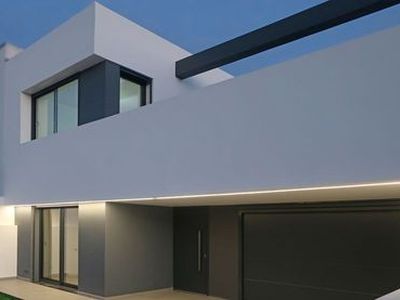 Considerando os constrangimentos de loteamento, foi estudada uma solu&ccedil;&atilde;o que introduz uma quebra na frente urbana através da criação de um terraço em toda a profundidade do lote que tira partido do espa&ccedil;o exterior com v&atilde;os que disfrutam da vista sobre mar e serra.