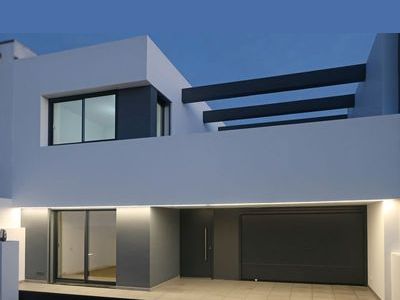 Considerando os constrangimentos de loteamento, foi estudada uma solu&ccedil;&atilde;o que introduz uma quebra na frente urbana através da criação de um terraço em toda a profundidade do lote que tira partido do espa&ccedil;o exterior com v&atilde;os que disfrutam da vista sobre mar e serra.
