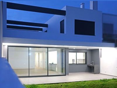 Considerando os constrangimentos de loteamento, foi estudada uma solu&ccedil;&atilde;o que introduz uma quebra na frente urbana através da criação de um terraço em toda a profundidade do lote que tira partido do espa&ccedil;o exterior com v&atilde;os que disfrutam da vista sobre mar e serra.