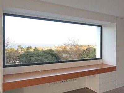 O terreno apresenta uma topografia acentuada com vista de mar a norte. A intervenção procura tirar partido das vistas e potenciar a utilização do espaço exterior com a definição de patamares e criação de garagem em cave.