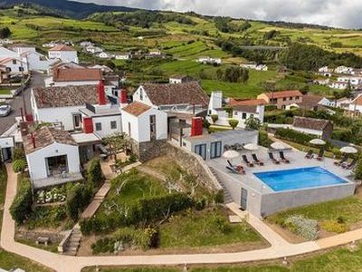 O projeto de Turismo no espaço rural permitiu evidenciar a casa principal que corresponde a uma tipologia janela - porta -janela frequente no Nordeste Foram previstas pequenas intevenções nos restantes edifícios para acomodar as unidades de alojamento. A intervenção incluíu a criação de uma zona de jardim e incorporou várias opções de sustentabilidade como aproveitamento de energia solar, eólica e a utilização de antiga cisterna existente para recolha de águas pluviais.