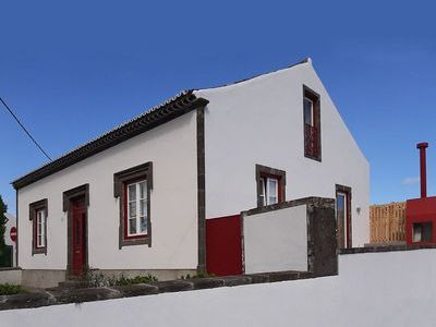 O projeto de Turismo no espaço rural permitiu evidenciar a casa principal que corresponde a uma tipologia janela - porta -janela frequente no Nordeste Foram previstas pequenas intevenções nos restantes edifícios para acomodar as unidades de alojamento. A intervenção incluíu a criação de uma zona de jardim e incorporou várias opções de sustentabilidade como aproveitamento de energia solar, eólica e a utilização de antiga cisterna existente para recolha de águas pluviais.