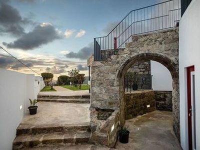 O projeto de Turismo no espaço rural permitiu evidenciar a casa principal que corresponde a uma tipologia janela - porta -janela frequente no Nordeste Foram previstas pequenas intevenções nos restantes edifícios para acomodar as unidades de alojamento. A intervenção incluíu a criação de uma zona de jardim e incorporou várias opções de sustentabilidade como aproveitamento de energia solar, eólica e a utilização de antiga cisterna existente para recolha de águas pluviais.