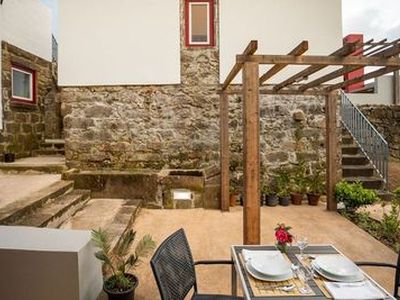 O projeto de Turismo no espaço rural permitiu evidenciar a casa principal que corresponde a uma tipologia janela - porta -janela frequente no Nordeste Foram previstas pequenas intevenções nos restantes edifícios para acomodar as unidades de alojamento. A intervenção incluíu a criação de uma zona de jardim e incorporou várias opções de sustentabilidade como aproveitamento de energia solar, eólica e a utilização de antiga cisterna existente para recolha de águas pluviais.